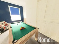 Spacious 4 Bed House FREE Parking, offering individual Room… - 아파트