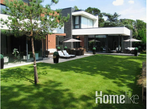 Stunning 5 Bedroom Detached House - Apartments