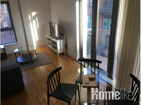 Charming bright apartment in prime location w parking - Apartments
