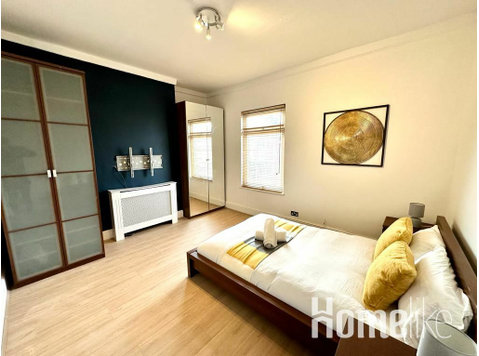 Semi-Detached Property with Jacuzzi in Princes Park - Apartments