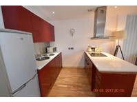 2 bedrooms NEWLY REFURBISHED Vantage Quay Piccadilly - דירות