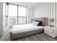 2 bedrooms NEWLY REFURBISHED Vantage Quay Piccadilly - דירות