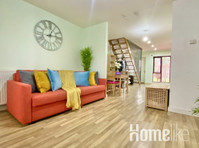 4-Bed Cosy Townhouse Salford & Parking - آپارتمان ها