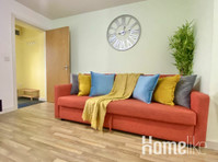4-Bed Cosy Townhouse Salford & Parking - Станови