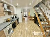 4-Bed Cosy Townhouse Salford & Parking - آپارتمان ها