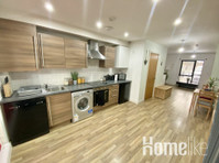 4-Bed Cosy Townhouse Salford & Parking - 公寓