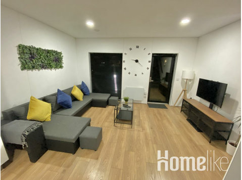 4-Bed Luxury Townhouse with parking - Apartamentos