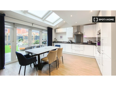 4-bedroom house for rent in Salford, Manchester - Apartments