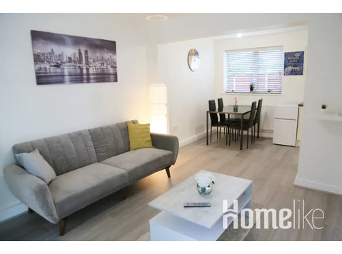 Gorgeous Serene 2 bedroom apartment + free parking - Apartments