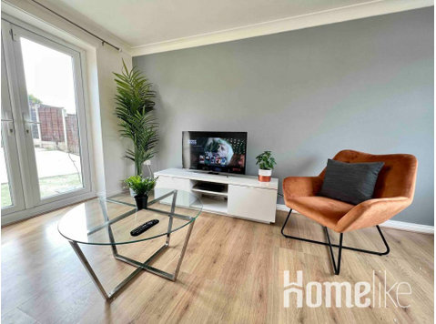 Large 3-Bedroom house with 5 single beds & sofabed - Apartemen