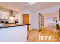 Lovely 3 Bed House Manchester - Apartments