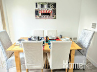Luxurious 3-Bed House with Private Drive and Free Parking… - Apartamentos
