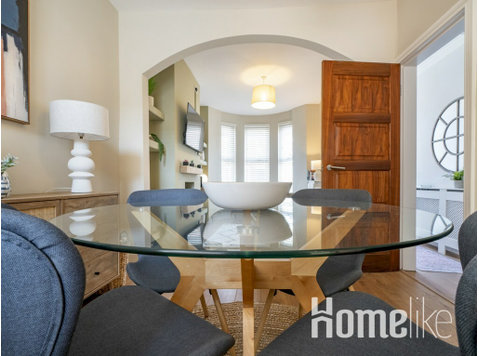 Amazing 2BR Townhouse in Fab District - Queens Uni - Апартмани/Станови