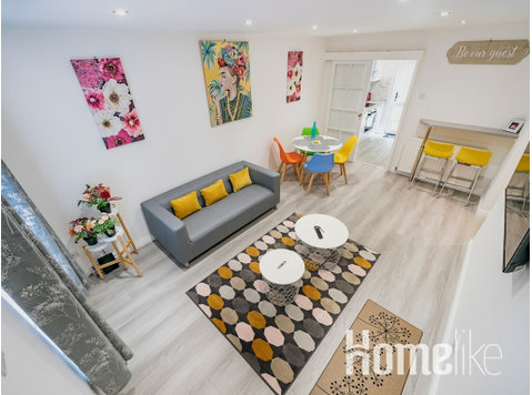 Bright & Airy 2BR/2 Bath Apt in Perfect Location - Апартмани/Станови