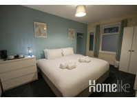 Irvine Riverside Guesthouse • Kingsize bed • Gedeelde… - Woning delen