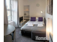 Bright, modern apartment is a five-minute walk from Dundee… - Lejligheder