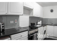 Bright, modern apartment is a five-minute walk from Dundee… - Leiligheter