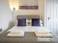 Bright, modern apartment is a five-minute walk from Dundee… - Leiligheter