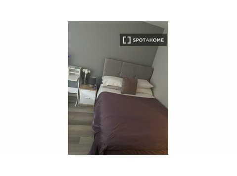 Room for rent in 3-bedroom penthouse apartment - Til Leie