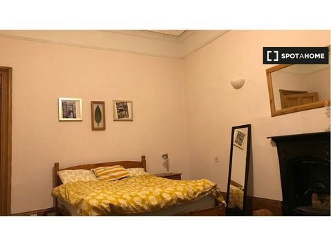 Room for rent in a 3-bedroom flat in Edinburgh - Na prenájom