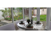 Lovely 3 bed House - Private parking - Apartamentos