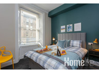 Stylish 2bed apartment underneath Edinburgh castle - Apartmány