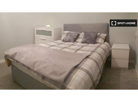 Room for rent in 2-bedroom apartment in Bailiston, Glasgow - Til Leie