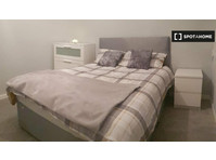 Room for rent in 2-bedroom apartment in Bailiston, Glasgow - Disewakan