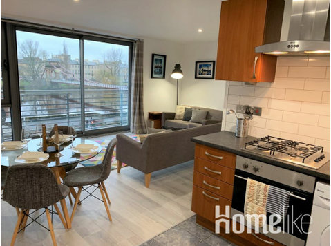 Beautiful 2 Bedroom Apartment with Balcony - Asunnot