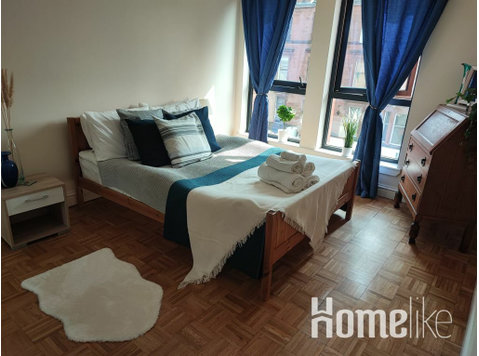 Bright 1 Bedroom Apartment-Private PARKING - Apartments