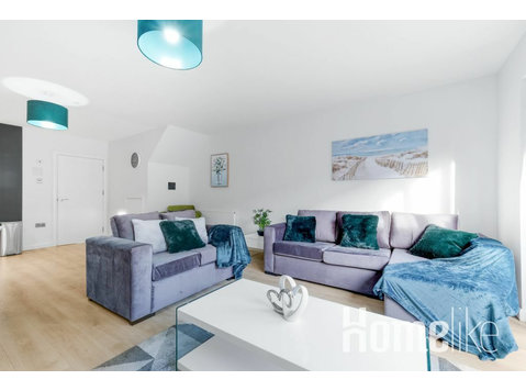 Modern 4 Bedroom Hse 01 With Parking in Farnham - Apartments