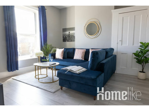 Stylish 2-Bed Apartment in Sittingbourne - Apartamente