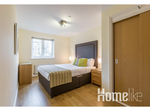 Two-Bedroom Apartment in Farnborough - อพาร์ตเม้นท์