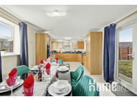 Luxury 5 Bed House 2.5 Bath, Aylesbury - Apartments