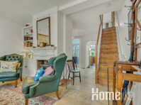 2 bed Victorian townhouse with private garden - Apartamente