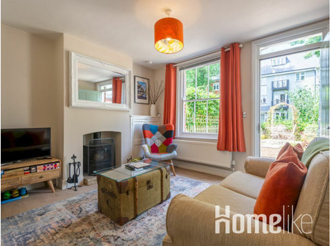 Charming 2 bed cottage with parking in Canterbury - شقق