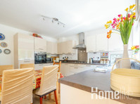 Cheerful 2-Bedroom house with Private parking - Apartamentos