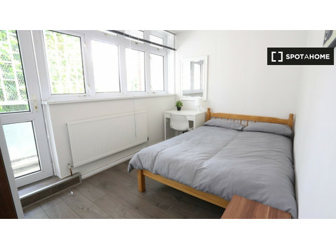 Ample room in 6-bedroom flat in Tower Hamlets, London - For Rent