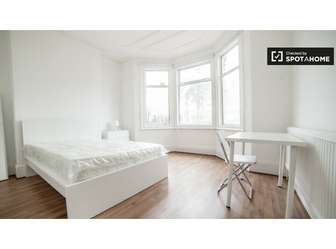 Ampia camera in appartamento con 7 camere da letto a Wood… - In Affitto