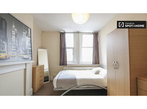 Duży pokój w 8-pokojowym mieszkaniu w Kilburn w Londynie - Do wynajęcia