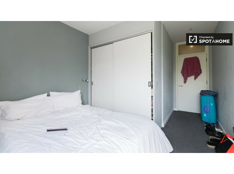 Big room in shared flat in Kings Road, London - Izīrē