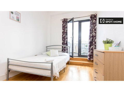 Bright room in 4-bedroom flatshare in Tower Hamlets, London - За издавање