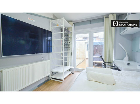 Bright room in shared flat in Tower Hamlets, London - Kiadó