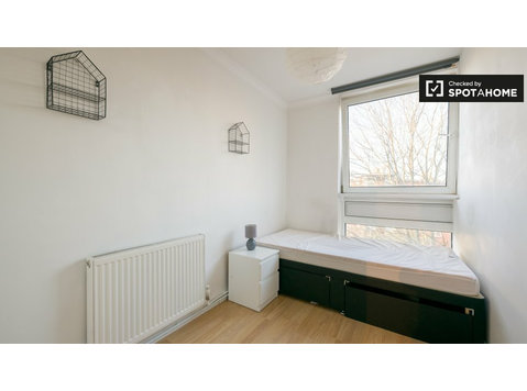 Bright room to rent in 4-bedroom flat, Kensington, London - Aluguel
