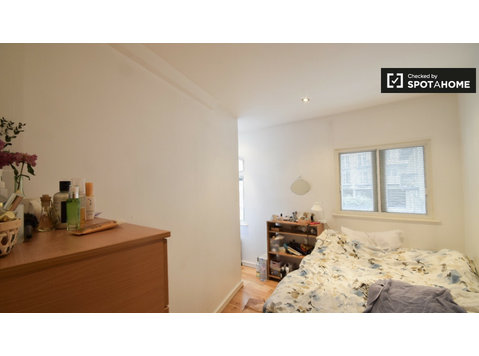 Chambre confortable dans un appartement de 3 chambres à… - À louer