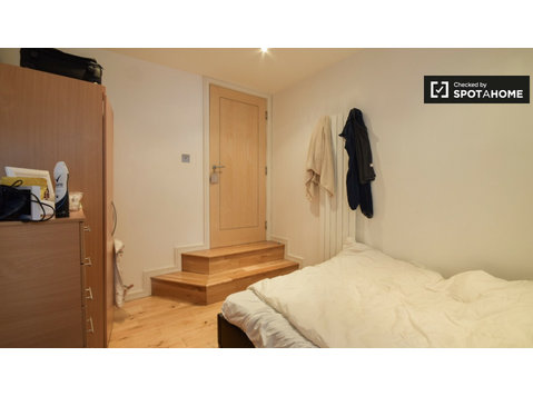 Chambre confortable dans un appartement de 3 chambres à… - À louer