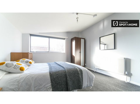 West Kilburn'de 5 yatak odalı dairede kiralık konforlu oda - Kiralık