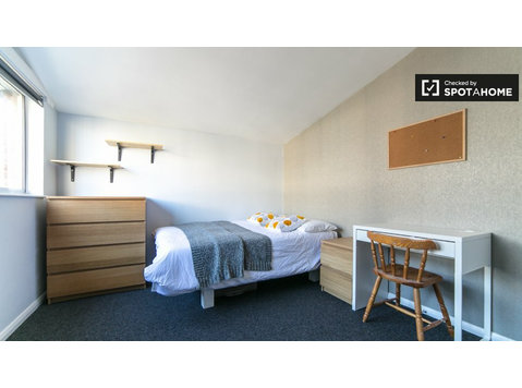 West Kilburn'de 5 yatak odalı dairede kiralık konforlu oda - Kiralık