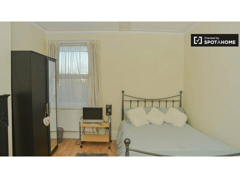 Londra, Catford'daki 4 yatak odalı evde rahat oda - Kiralık