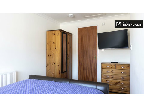 Cozy room to rent in 4-bedroomhouse in Croydon, London - Aluguel